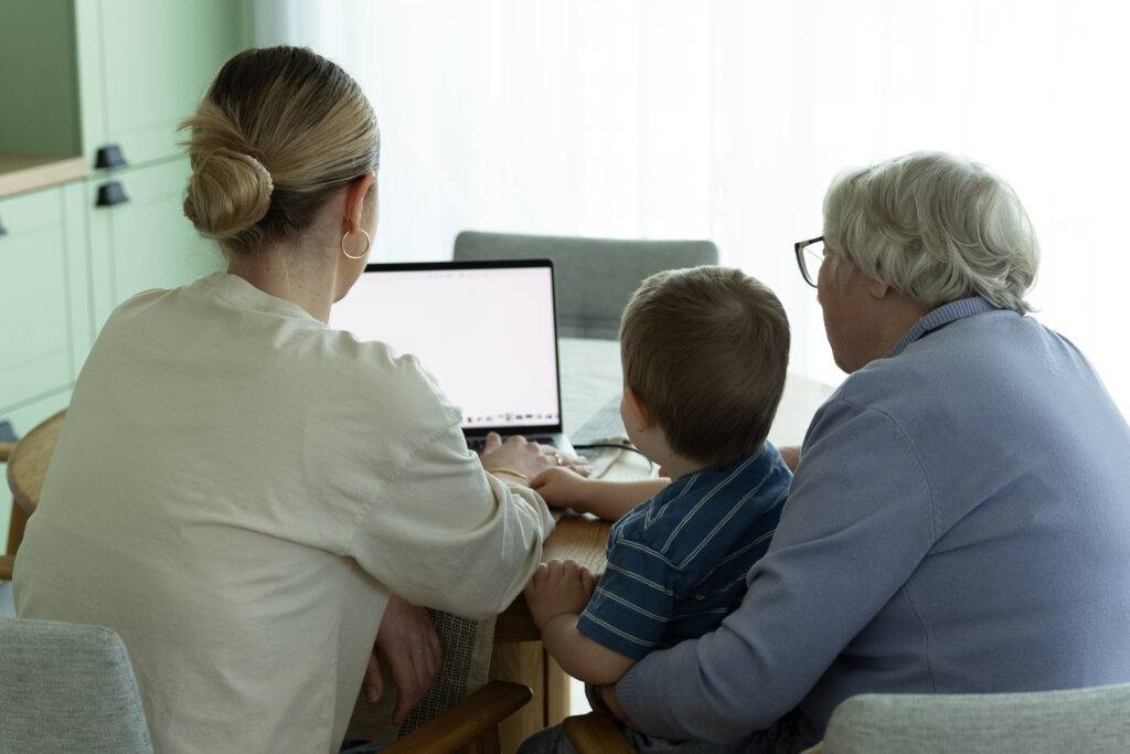 Trois générations réunies, illustrant la transmission de patrimoine en famille