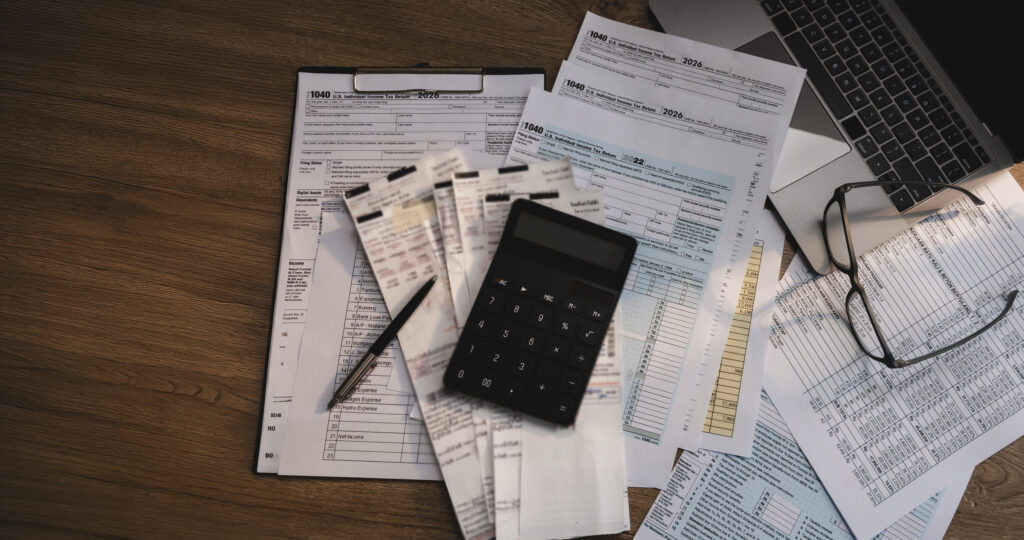 Couple qui calcule ses impôts pour préparer son optimisation fiscale