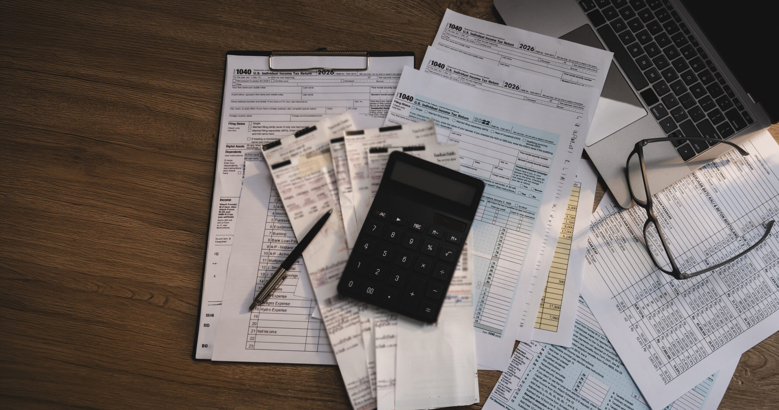 Couple qui calcule ses impôts pour préparer son optimisation fiscale